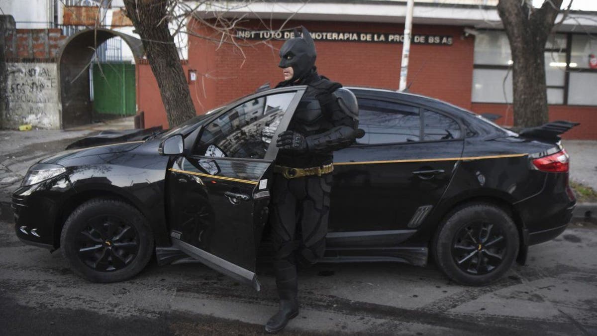 Declararon pasajero ilustre al Batman Solidario de la ciudad de La ...